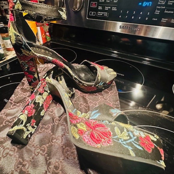 Flower Guess Block Pump Heel Shoes - Size 8.5 - Picture 5 of 15